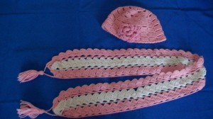 Розовые шапка и шарф, вязанные крючком